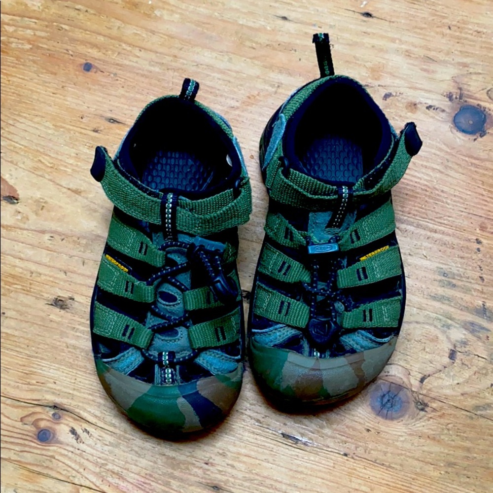 Newport Keens Sandals size Little boys 11